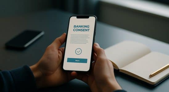 Pessoa autorizando o compartilhamento de dados bancários pelo celular